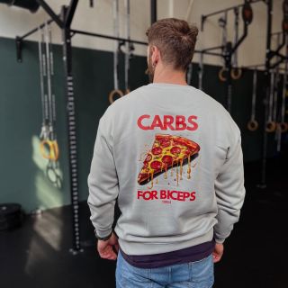 Carbs for biceps 🍕 Táto dlho známa pravda, že pizza ide rovno do bicepsov je už dostupná aj na mikine. . #stokilo...