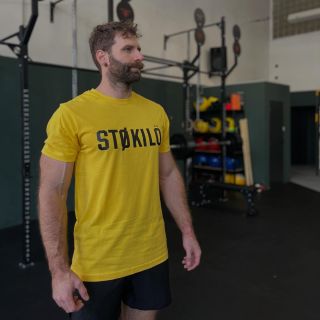 Vráť sa späť do vysokoškolskej telocvične s novým STØKILÖ college tričkom. 💛 Jemná bavlna a pohodlný strih ti zaručia...